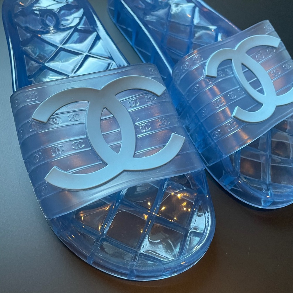 CHANEL Interlocking CC Logo Rubber Slides (39) - Picture 2 of 11